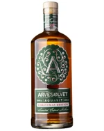 Stor akvavitflaske med gylden væske og festlig julelabel